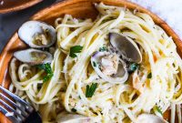 Garlic White Wine Linguine with Clams