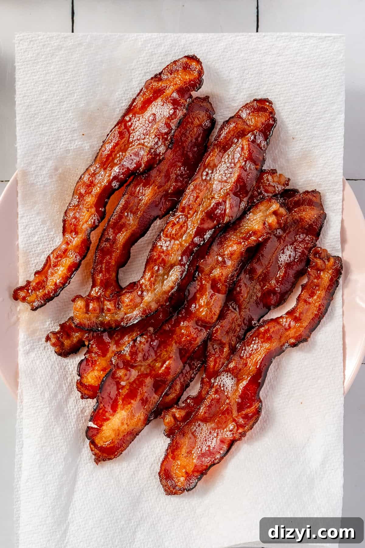 Crisped bacon on a paper towel.