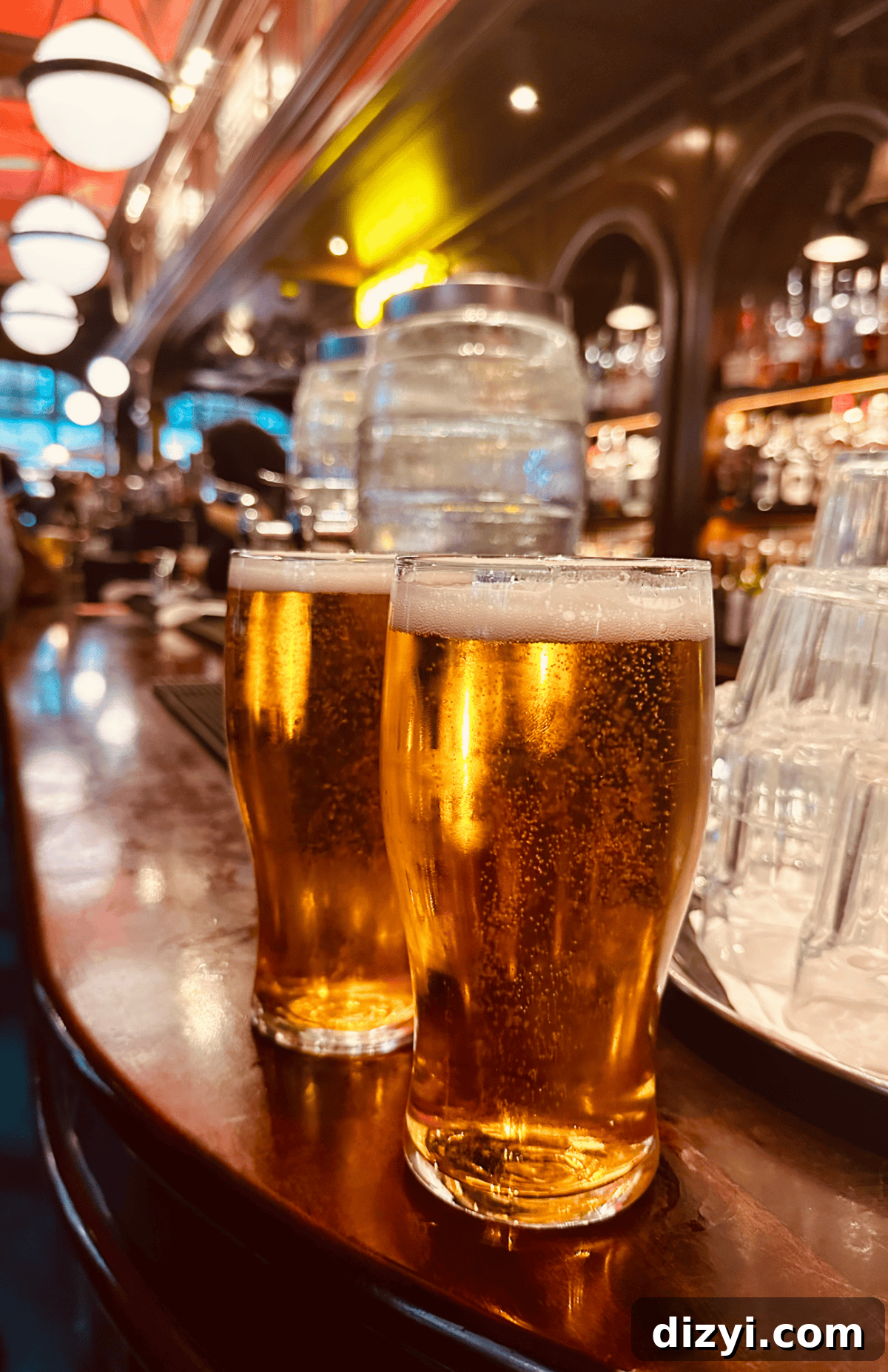 Ultimate London Travel Guide: Top Sights, Tips and Itineraries 3 Image of two beers at a pub in London.